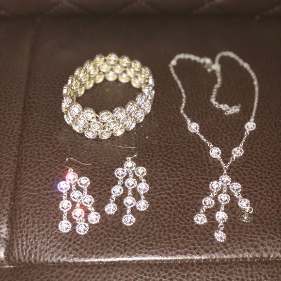 Beautiful Jewelry Set - Picture 2 of 4